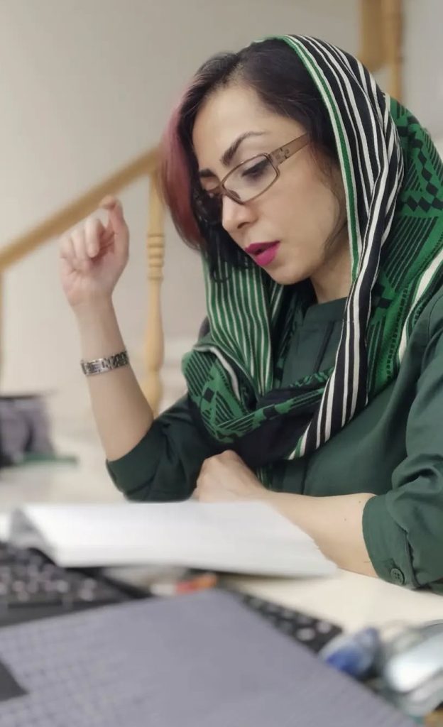 تصویر سارا هادقی نویسنده یادداشت «تعلیق، وسیله یا هدف؟